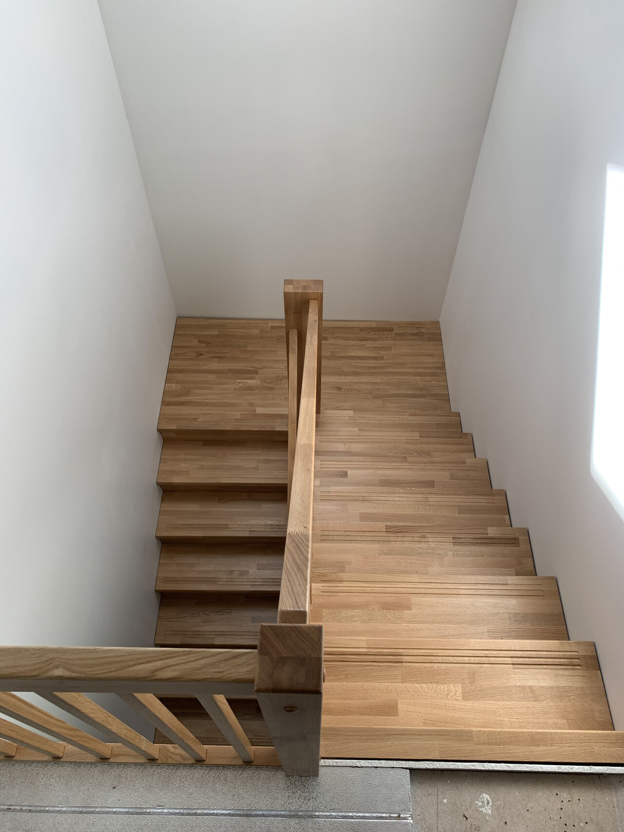 17. Oak staircase with parquet pattern sliding grooves