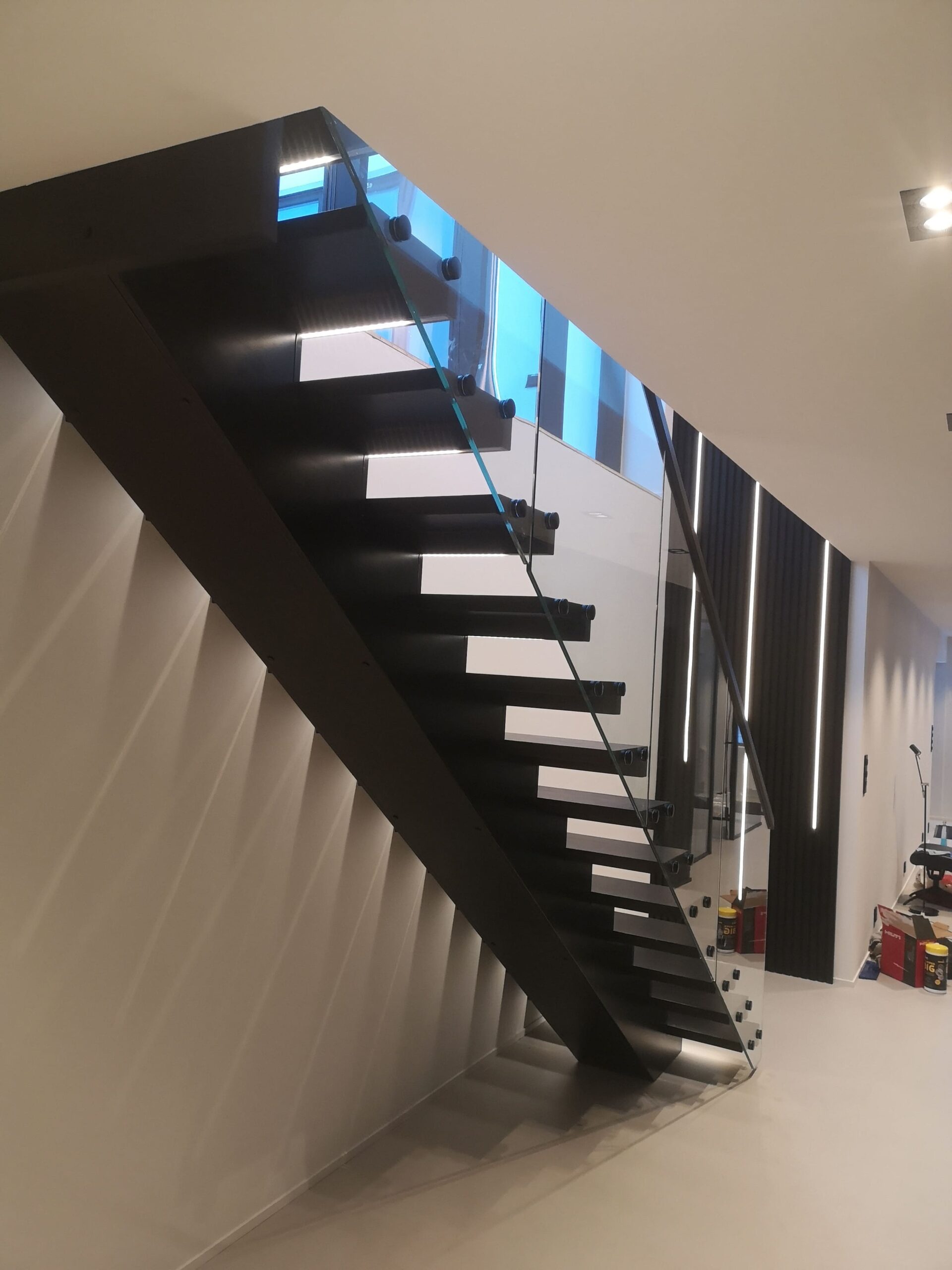 Schwarze Treppe mit Holzbalken, Ansicht von unten