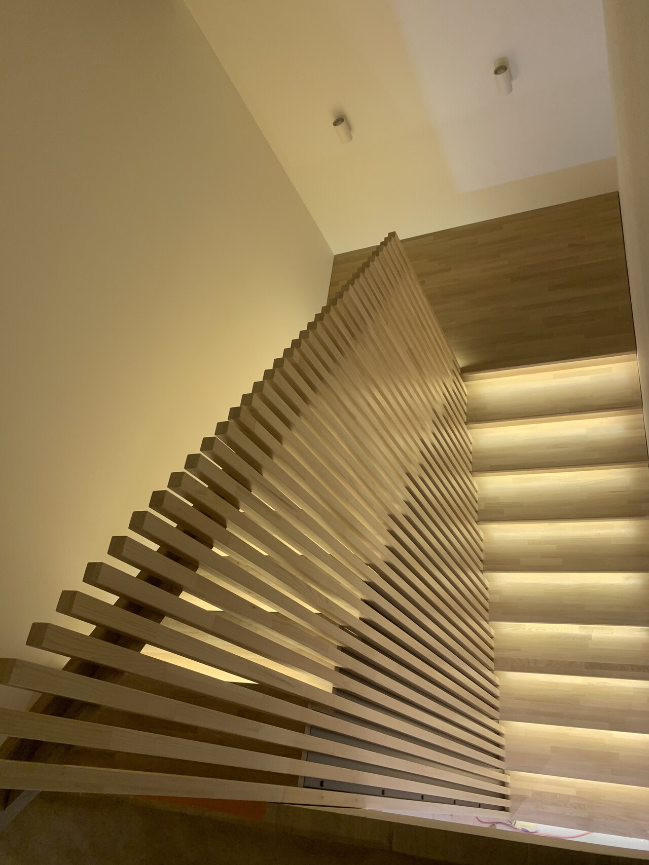 19. U-shaped design staircase with LED lighting, railing wall and door