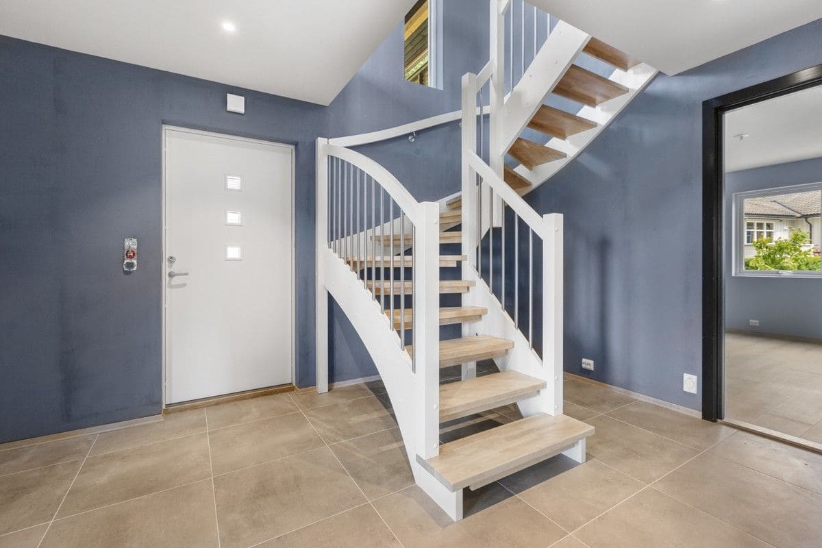 01. White, light wood U-shaped staircase in the Scandinavian style