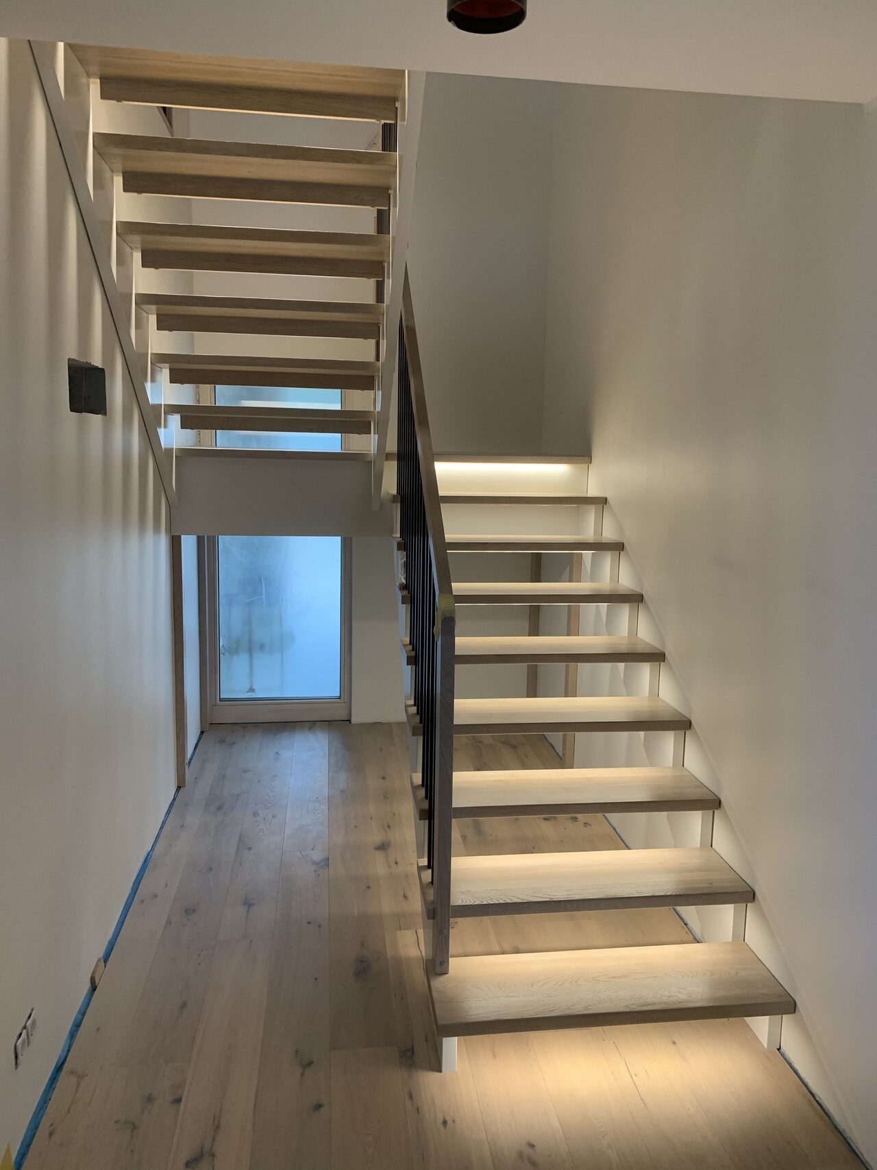 20. U-formet trapp med repos og LED-belysning