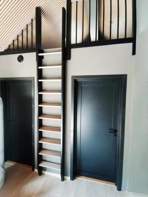 Ruumisäästlik redel (LOFT trepp) tammest astmetega.