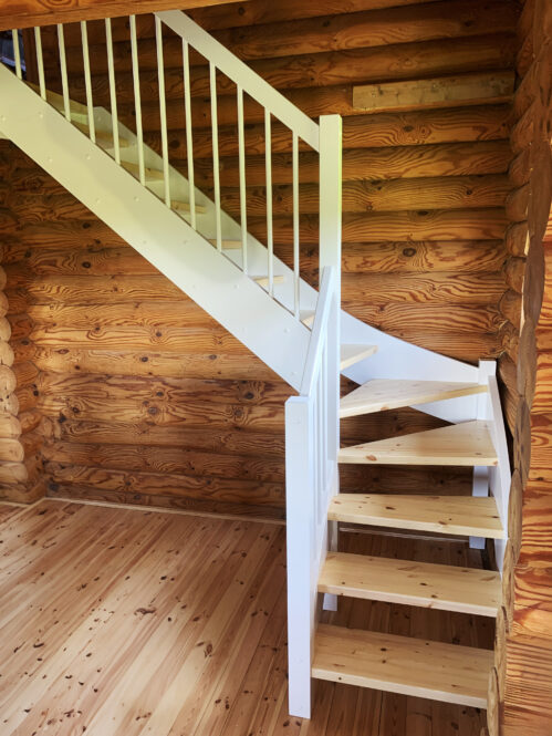 Männist astmetega L-kujuline trepp.  Heleda viimistlusega.