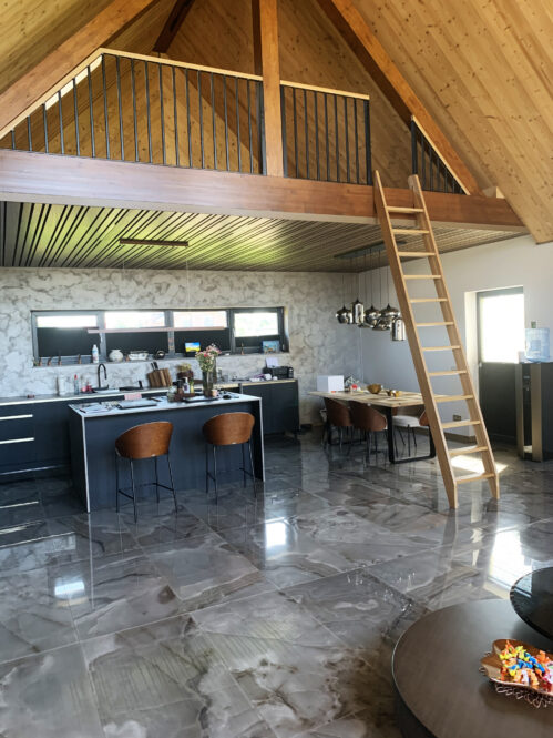 Tammepuidust loft-trepp.