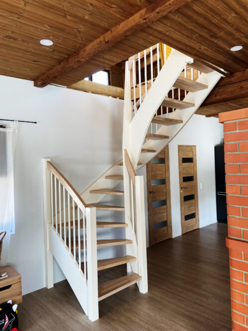 Classic stringer U-shaped staircase. Steps made of oak.