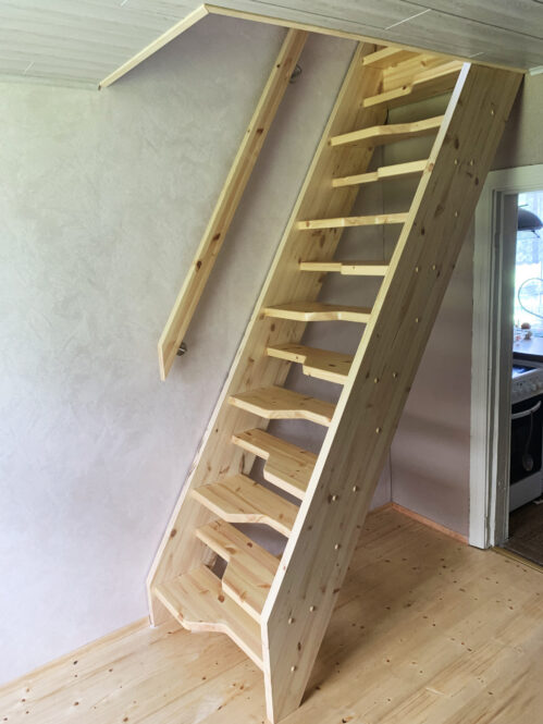 I-shaped pine wood staircase with straight steps.