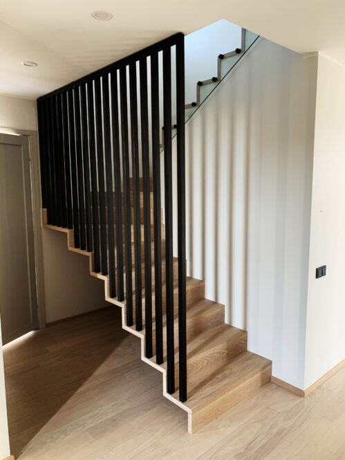 Modern stringer U-shaped staircase. Oak steps.